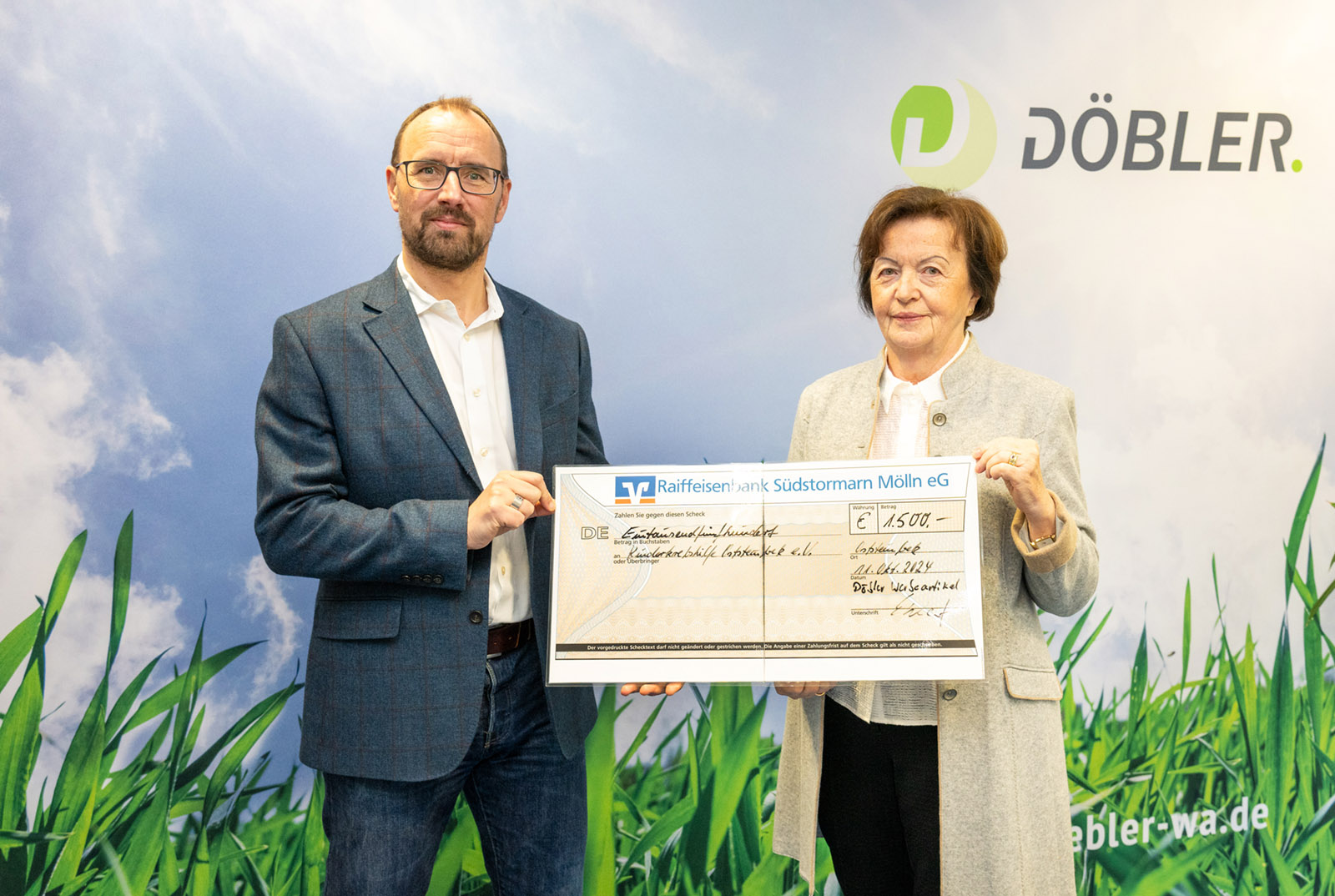 Scheckübergabe von Döbler an die Kinderkrebshilfe Oststeinbek e.V.